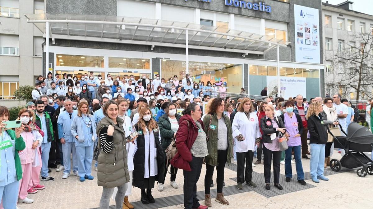 Concentración celebrada este martes en la puerta del Hospital Donostia