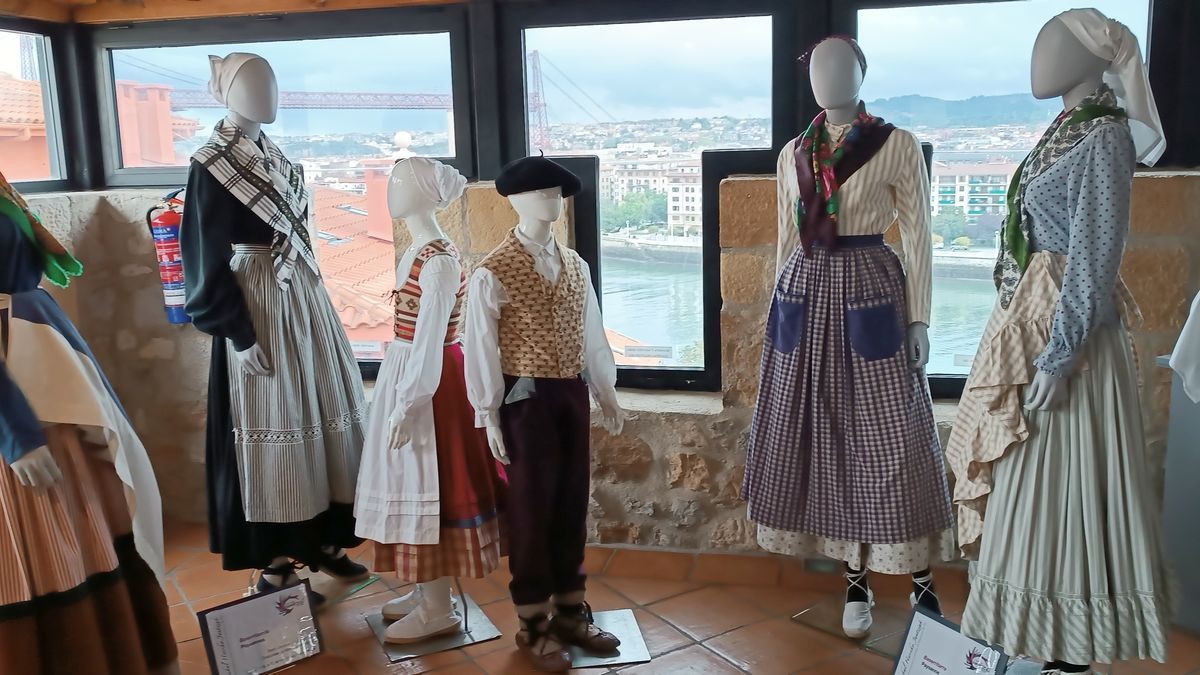 La muestra cuenta con un total de 81 trajes históricos.