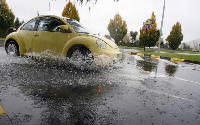 Un coche circula sobre una balsa de agua provocada por fuertes lluvias en Pamplona. Un coche circula sobre una balsa de agua provocada por fuertes lluvias en Pamplona.