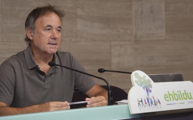 Kike Fern&aacute;ndez de Pinedo en una rueda de prensa en las Juntas Generales de &Aacute;lava