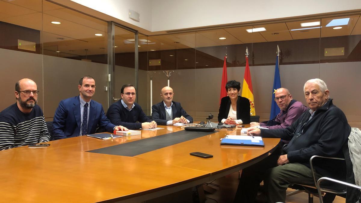 La consejera Saiz y el director gerente de Hacienda, con representantes del sector del transporte en Navarra.