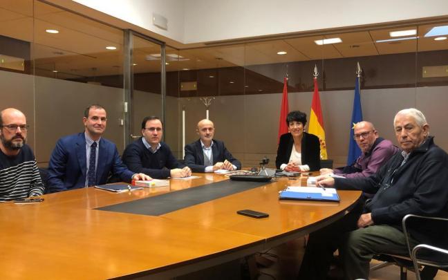 La consejera Saiz y el director gerente de Hacienda, con representantes del sector del transporte en Navarra.