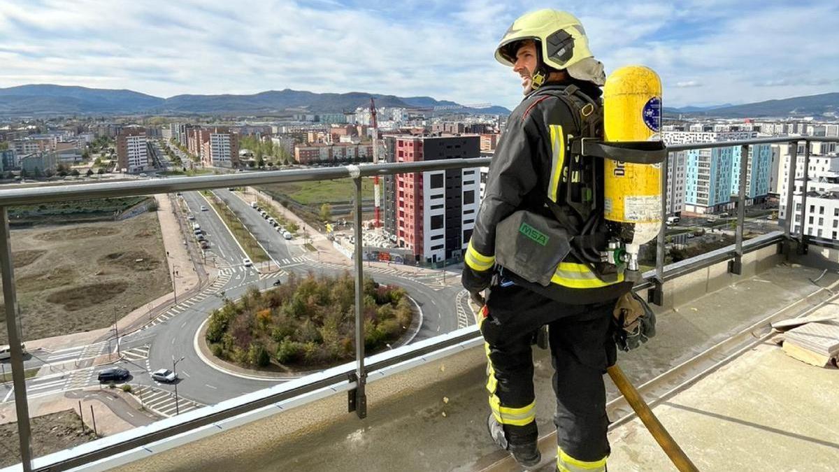 Un bombero, este lunes en el edificio de Zabalgana