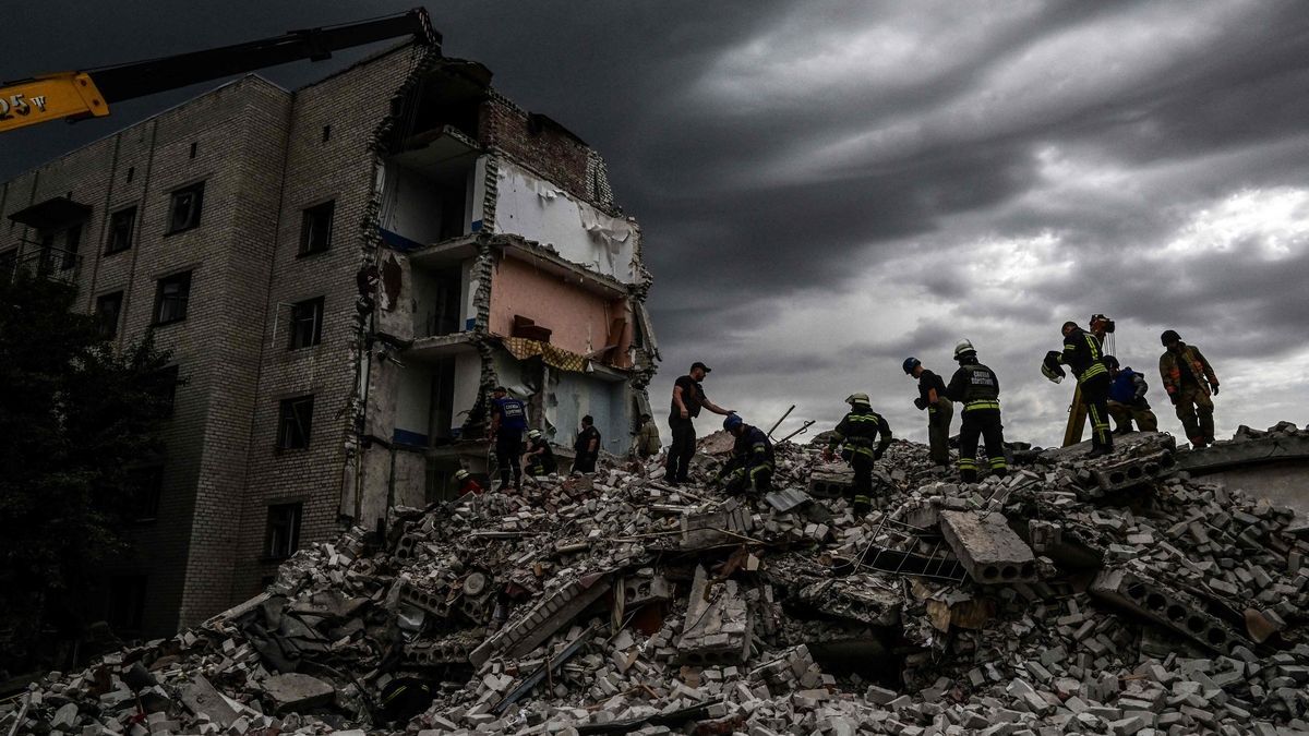 Los equipos de rescate trabajan para encontrar y rescatar de los escombros a las personas atrapadas en Chasiv Yar