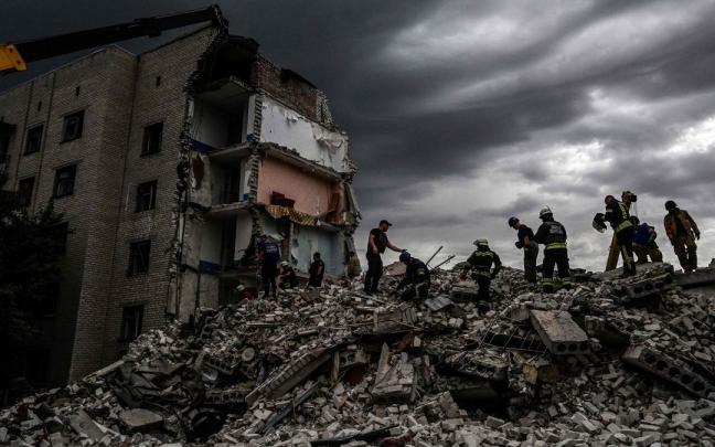 Los equipos de rescate trabajan para encontrar y rescatar de los escombros a las personas atrapadas en Chasiv Yar