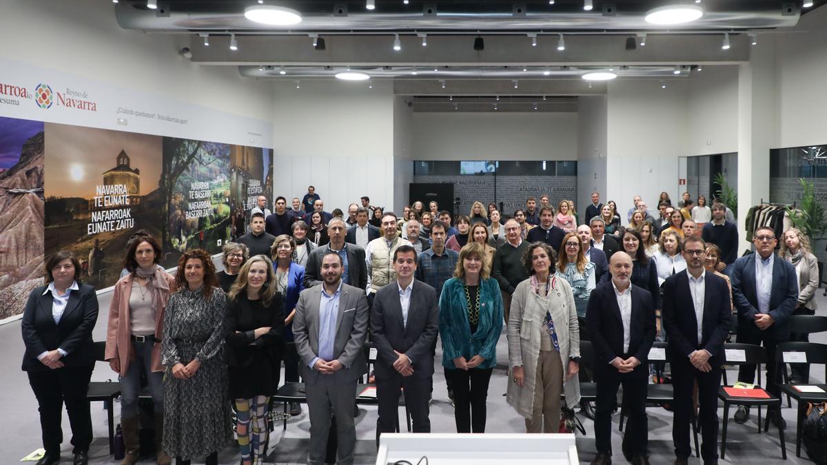 El consejero Irujo y las consejeras Ollo y Gómez posan con asistentes al acto.