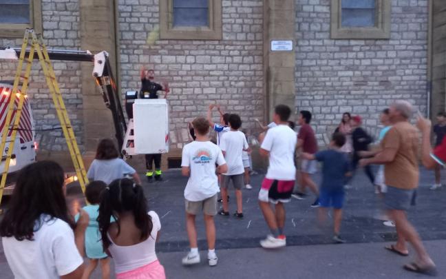 Un operario de la empresa Loyarte lanza un balón tras recogerlo del tejado de la iglesia Un operario de la empresa Loyarte lanza un balón tras recogerlo del tejado de la iglesia