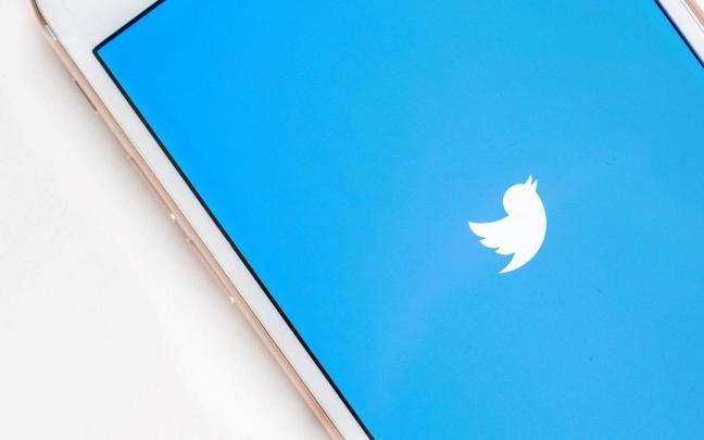 Logo de Twitter en la pantalla de un teléfono móvil. Logo de Twitter en la pantalla de un teléfono móvil.