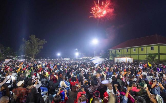 Exhibición de fuegos artificiales en Kampala esta Nochevieja. Exhibición de fuegos artificiales en Kampala esta Nochevieja.