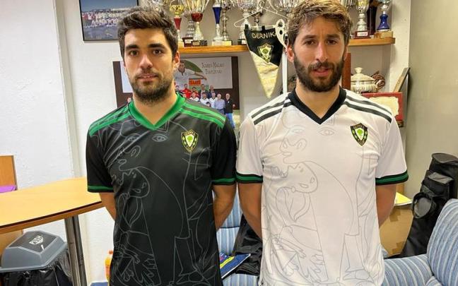 Jugadores del Gernika posan con las nuevas equipaciones. Jugadores del Gernika posan con las nuevas equipaciones.