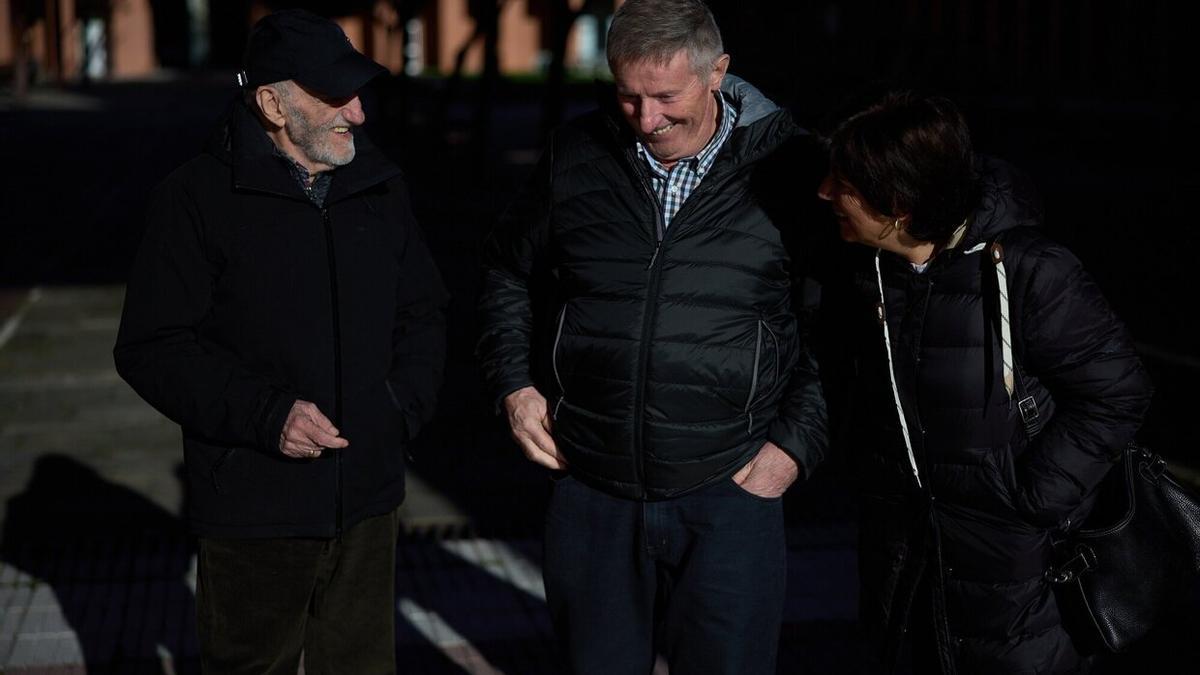 Javier, Jesús y Toñi pasean juntos.