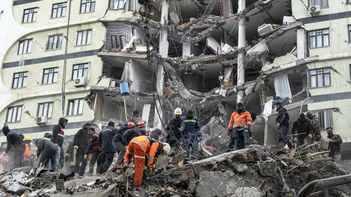 Un padre y a su hija de cinco años han sido rescatados de un edificio destruido en la provincia de Hatay, Turquía.