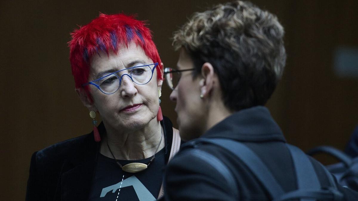 La consejera de Salud, Santos Induráin, y la presidenta del Gobierno foral, María Chivite, en el Parlamento.