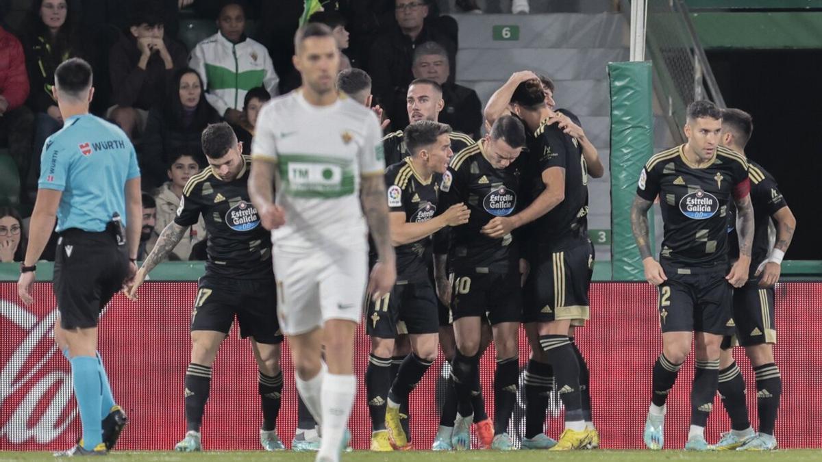 El delantero del Celta Iago Aspas (c) celebra con sus compañeros tras marcar el 0-1 durante el partido entre el Elche CF y el RC Celta de Vigo.