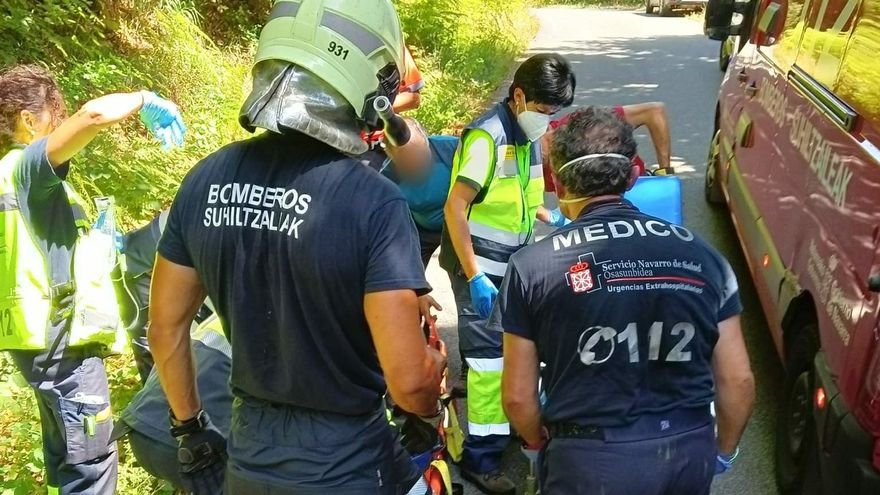Bomberos y sanitarios atienden a la conductora.