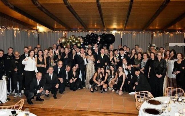 El técnico albiazul no se esperaba el detalle que han tenido con él cerca de 70 familiares y amigos El técnico albiazul no se esperaba el detalle que han tenido con él cerca de 70 familiares y amigos