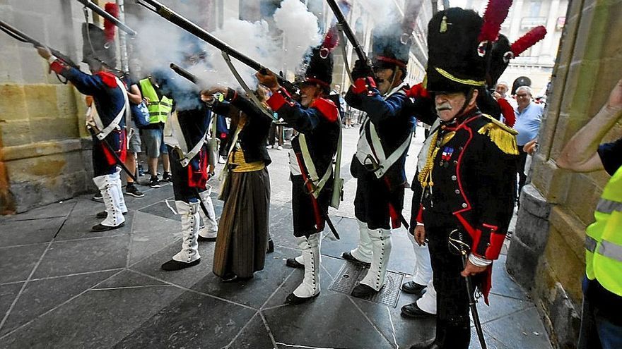 Parte de la batalla en los arcos de la plaza de la Constitución.