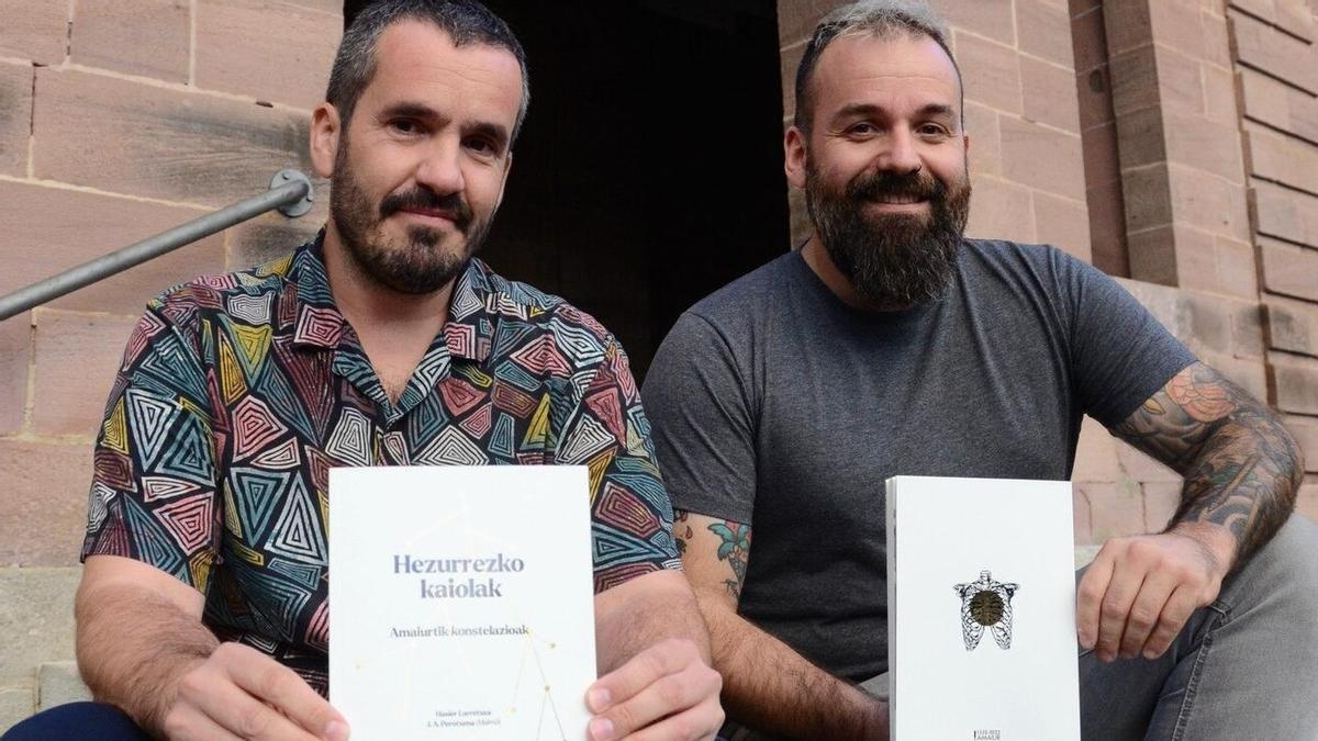 El poeta de Arraioz Hasier Larretxea y el ilustrador y diseñador de Elizondo Juan Ángel Perotxena, el día de la presentación del libro. .