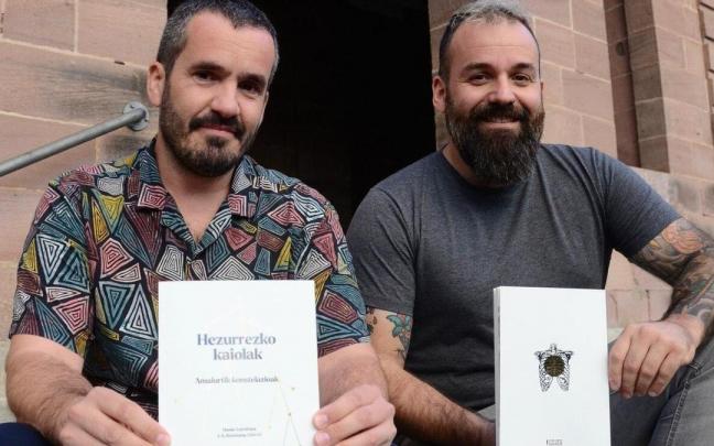 El poeta de Arraioz Hasier Larretxea y el ilustrador y diseñador de Elizondo Juan Ángel Perotxena, el día de la presentación del libro. .