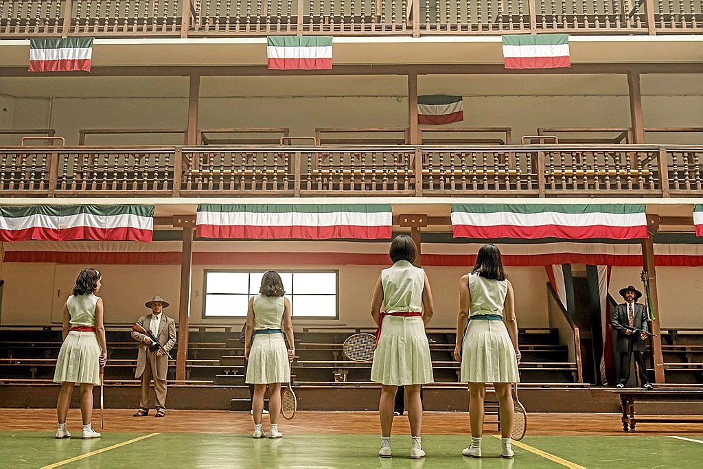 Las protagonistas de la serie, en el frontón Plaza Berri de Biarritz.