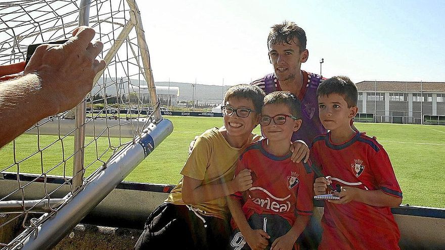 Aimar Oroz posa con unos jóvenes aficionados tras un entrenamiento de hace unas semanas en Tajonar.