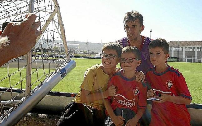 Aimar Oroz posa con unos jóvenes aficionados tras un entrenamiento de hace unas semanas en Tajonar. Aimar Oroz posa con unos jóvenes aficionados tras un entrenamiento de hace unas semanas en Tajonar.