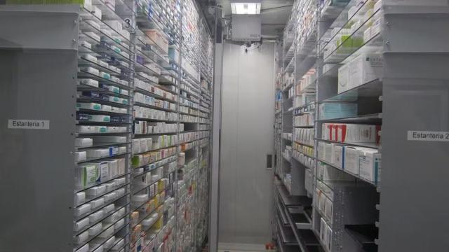 Medicamentos en las estanterías de una farmacia.