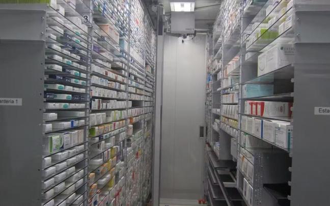 Medicamentos en las estanter&iacute;as de una farmacia.