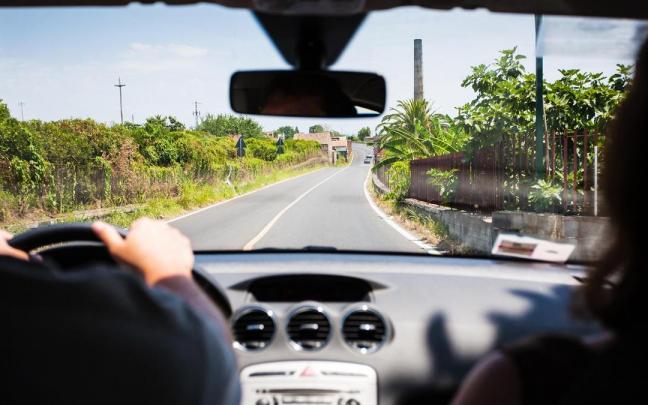 Conductor circulando por una carretera secundaria. Conductor circulando por una carretera secundaria.