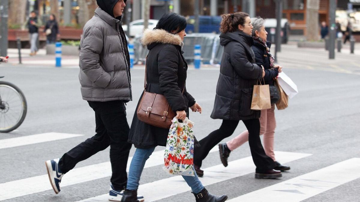 Gente paseando por Vitoria