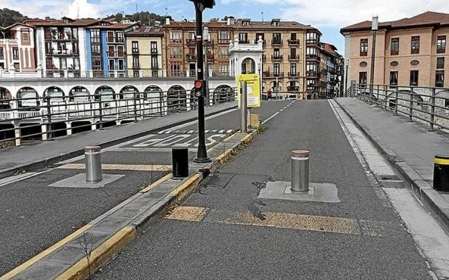 El acceso de pilonas del puente, ya en funcionamiento. | FOTO: N.G.