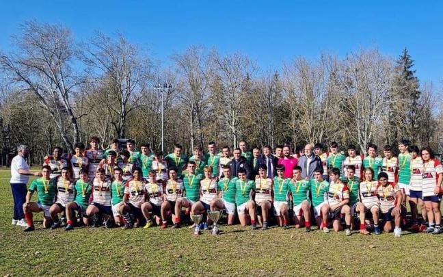 Los equipos sub-16 y sub-18 de la Comunidad Aut&oacute;noma Vasca, en Gamarra.