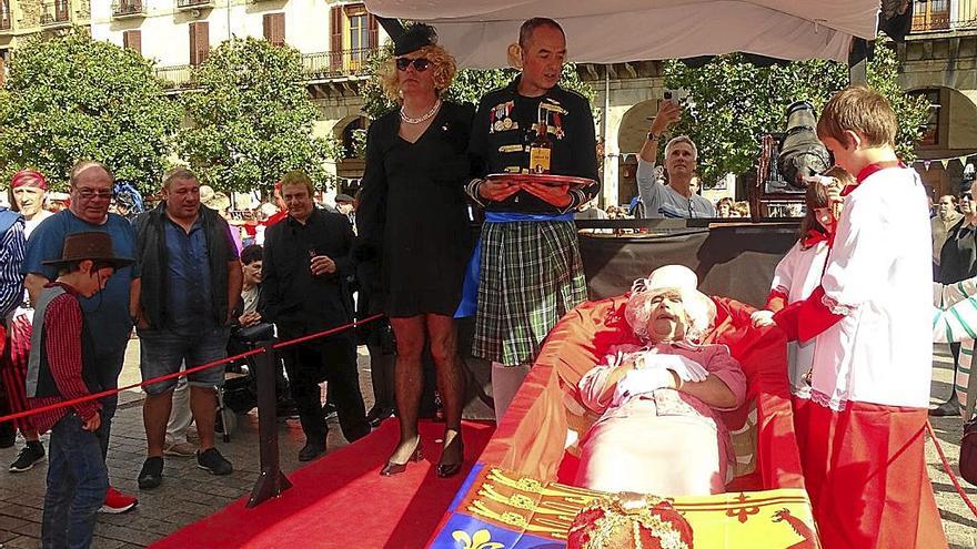 El cortejo fúnebre de Isabel II, que ‘resucitó’ en Oñati, fue una de las escenas más aplaudidas.