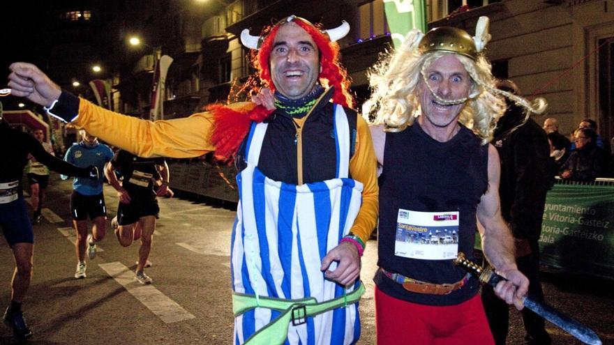 Atletas, durante una edición anterior de la San Silvestre de Vitoria