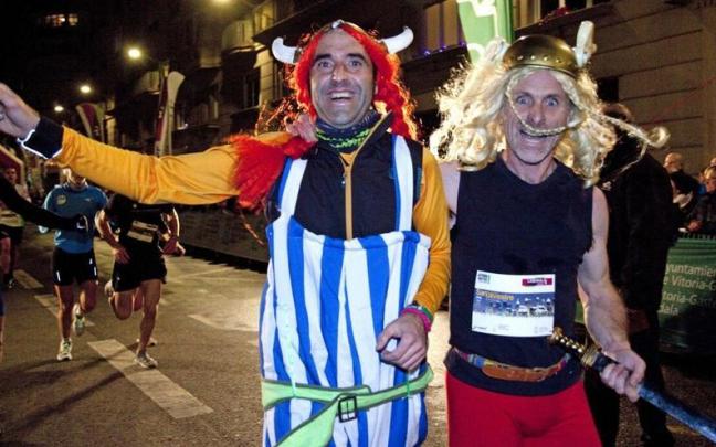 Atletas, durante una edición anterior de la San Silvestre de Vitoria