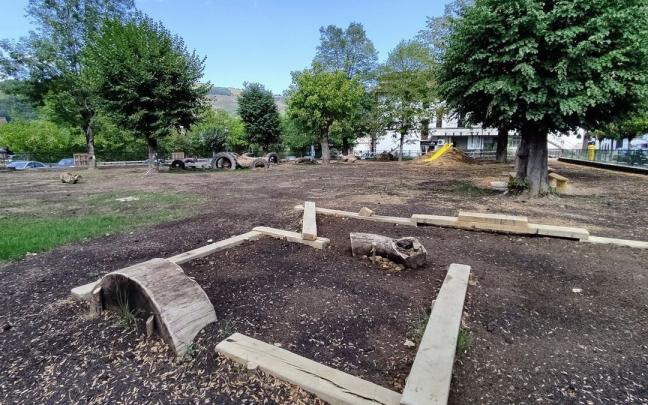Haur Hezkuntzako parkean lurra eta zuhaitz enborrekin egindako egiturak nabarmentzen dira. Haur Hezkuntzako parkean lurra eta zuhaitz enborrekin egindako egiturak nabarmentzen dira.