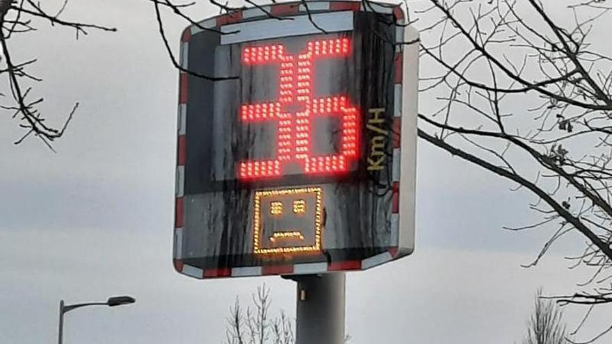 Señal de tráfico con emoticonos luminosos instalada hace meses.