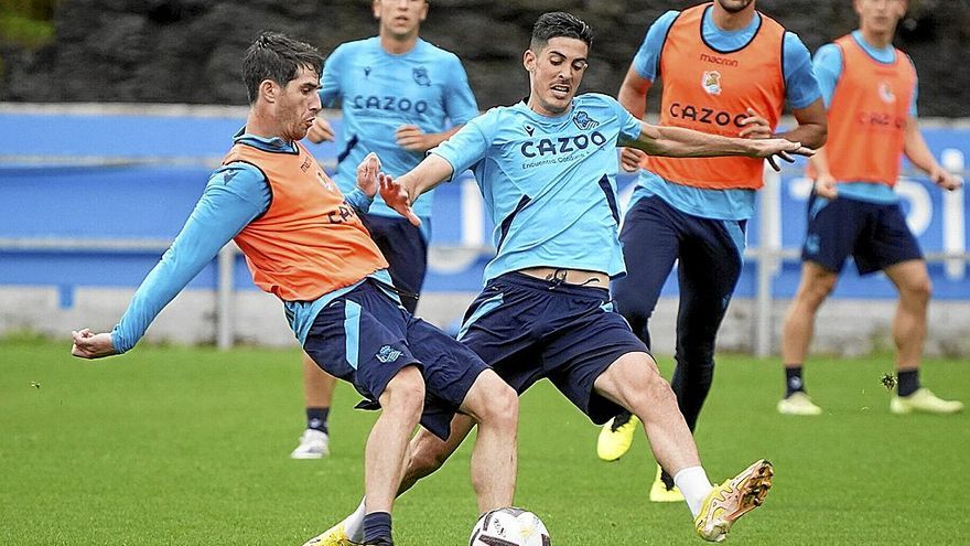 Carlos Fernández presiona a Aritz Elustondo en el entrenamiento de ayer.