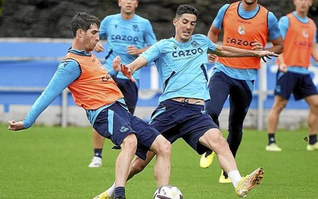 Carlos Fern&aacute;ndez presiona a Aritz Elustondo en el entrenamiento de ayer.