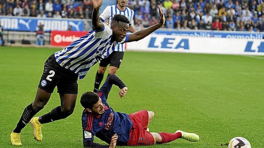 Anderson está a punto de perder el equilibrio en la pugna por el balón con Sosa.