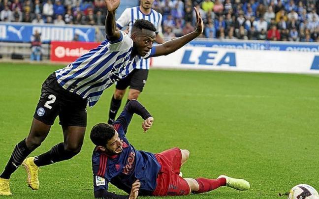 Anderson está a punto de perder el equilibrio en la pugna por el balón con Sosa. Anderson está a punto de perder el equilibrio en la pugna por el balón con Sosa.