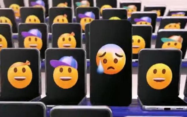 Una captura del vídeo en el que Samsung ridiculiza a Apple. Una captura del vídeo en el que Samsung ridiculiza a Apple.
