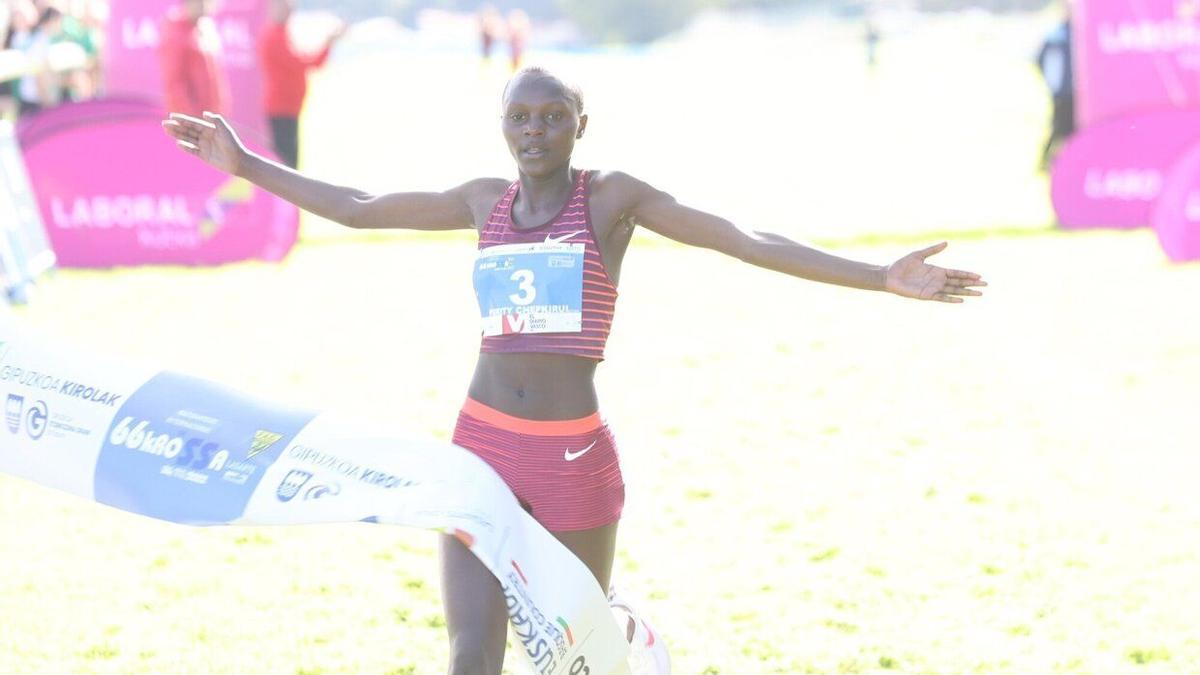 La keniana Purity Chepkirui entra vencedora en el Cross de Lasarte.