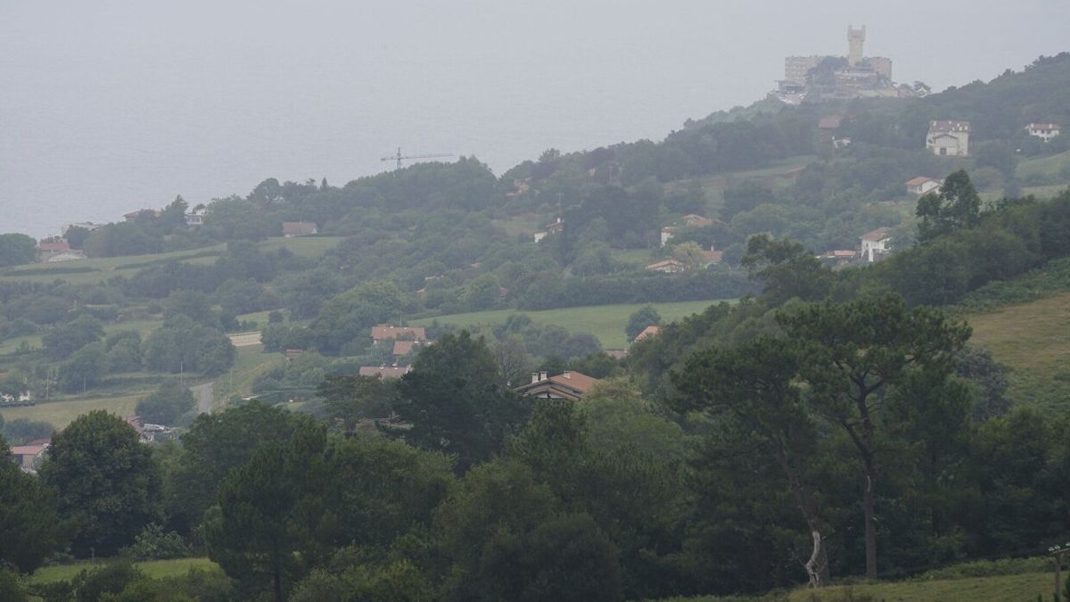 Terrenos de la ladera norte de Mendizorrotz donde se proyecta el 'glamping'