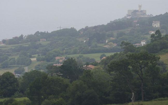 Terrenos de la ladera norte de Mendizorrotz donde se proyecta el 'glamping' Terrenos de la ladera norte de Mendizorrotz donde se proyecta el 'glamping'