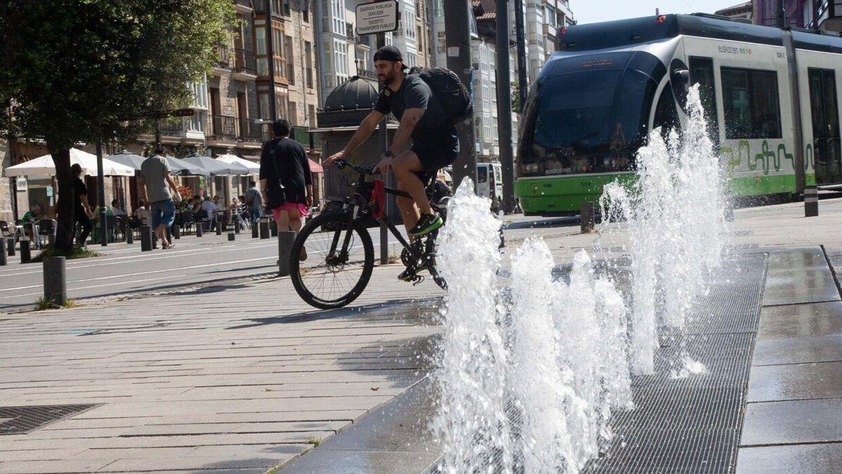 Una persona andando en bicicleta en Vitoria.