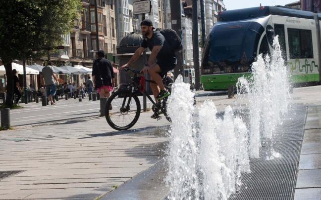 Una persona andando en bicicleta en Vitoria.