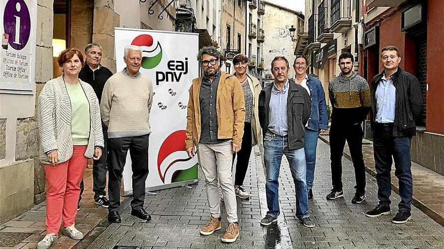 El candidato a la alcaldía de Ordizia por EAJ-PNV, Joseba Aranburu, en el centro de la imagen.