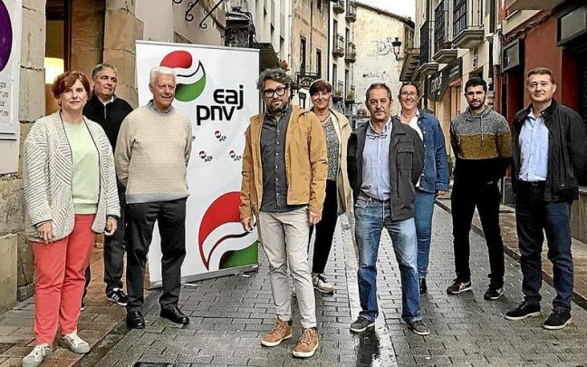 El candidato a la alcaldía de Ordizia por EAJ-PNV, Joseba Aranburu, en el centro de la imagen. El candidato a la alcaldía de Ordizia por EAJ-PNV, Joseba Aranburu, en el centro de la imagen.