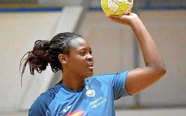 La pivote navarra Lysa Tchaptchet, durante un entrenamiento con las ‘Guerreras’.